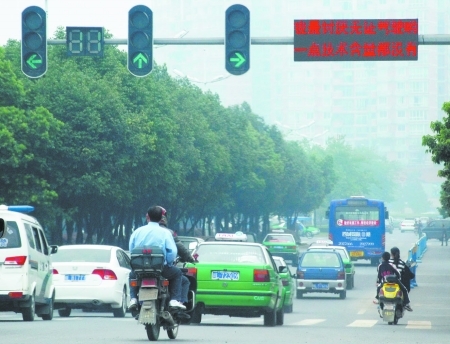乐山交警部门在城区红绿灯路口的电子显示屏上推出另类交通宣传标语